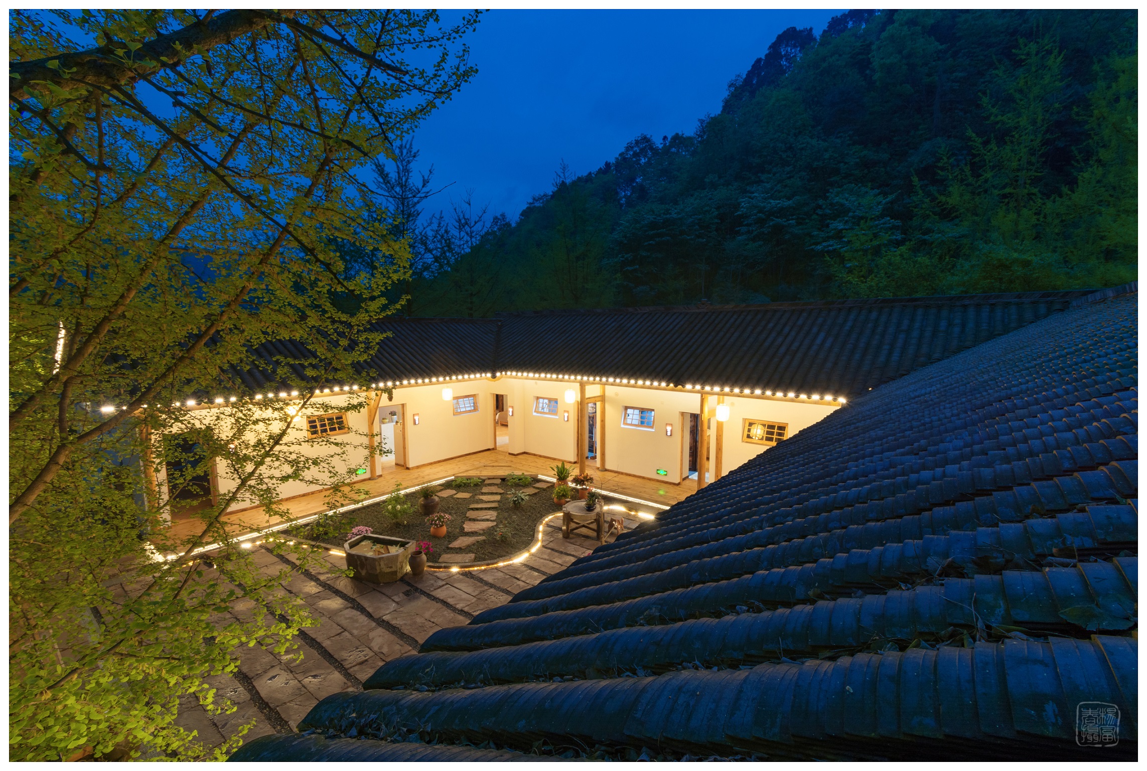 【青城山-405号院】8房小院，青城后山景区旁、带暖气、绝美山景露台、月夜星空下的K歌、烧烤SSSX