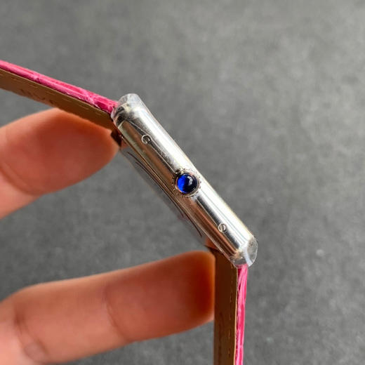 zui高版本 卡地亚TANK坦克系列 新款银色 原装折叠扣 美洲鳄鱼皮 瑞士朗达石英机芯。 商品图3