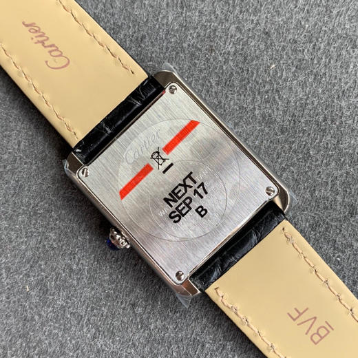 zui高版本 卡地亚TANK坦克系列 新款银色 原装折叠扣 美洲鳄鱼皮 瑞士朗达石英机芯。 商品图7