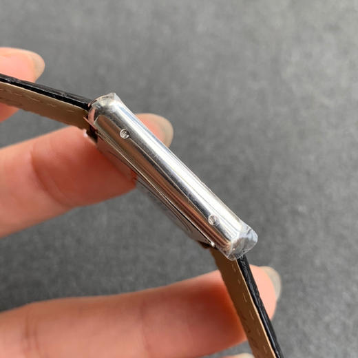 zui高版本 卡地亚TANK坦克系列 新款银色 原装折叠扣 美洲鳄鱼皮 瑞士朗达石英机芯。 商品图4