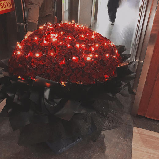 「挚爱」-999枝红玫瑰超大巨型花束 商品图0