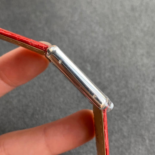 zui高版本 卡地亚TANK坦克系列 新款银色 原装折叠扣 美洲鳄鱼皮 瑞士朗达石英机芯。 商品图4