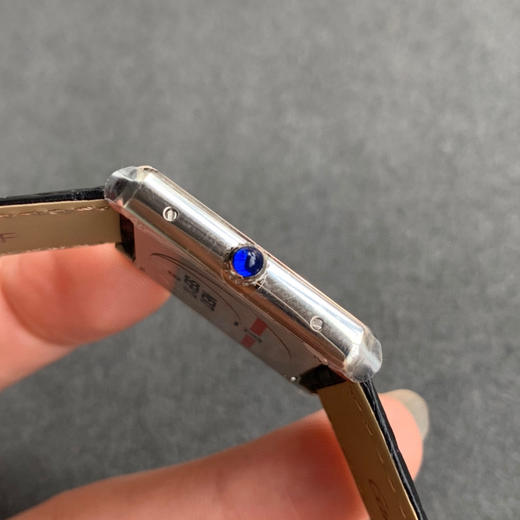 zui高版本 卡地亚TANK坦克系列 新款银色 原装折叠扣 美洲鳄鱼皮 瑞士朗达石英机芯。 商品图3