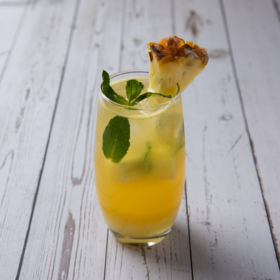 龙井凤梨茉莉冰茶 Fresh Pineapple Longjing Tea