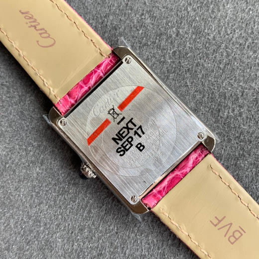 zui高版本 卡地亚TANK坦克系列 新款银色 原装折叠扣 美洲鳄鱼皮 瑞士朗达石英机芯。 商品图7