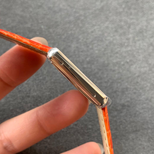 zui高版本 卡地亚TANK坦克系列 新款银色 原装折叠扣 美洲鳄鱼皮 瑞士朗达石英机芯。 商品图4