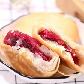 花的芬芳、蜜的清甜，整个春天的味道，都藏在这份花香四溢的玫瑰饼里了。