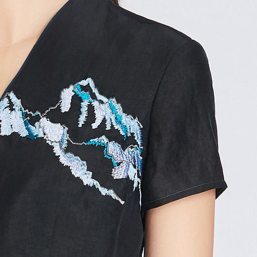 TANGY/天意雪傍系列莨绸绣花收腰上衣 商品图2