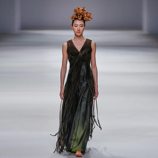 TANGY Collection/天意精品走秀款禾雀花系列流苏片珠柯纱礼服裙 商品图4