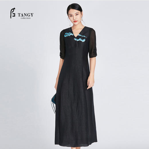 TANGY Collection/天意精品雪傍系列莨绸绣花长礼服 商品图0