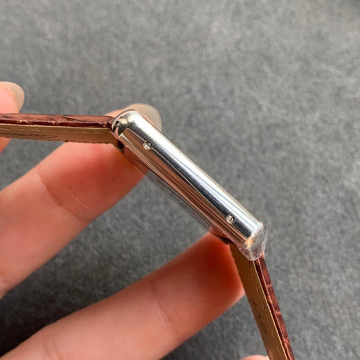 zui高版本 卡地亚TANK坦克系列 新款银色 原装折叠扣 美洲鳄鱼皮 瑞士朗达石英机芯。 商品图4