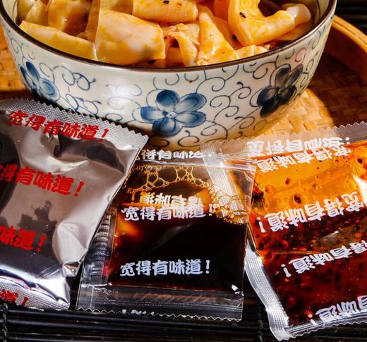 【食品酒水】阿宽铺盖面干拌酸辣宽面 红油面皮105g*5袋 商品图2