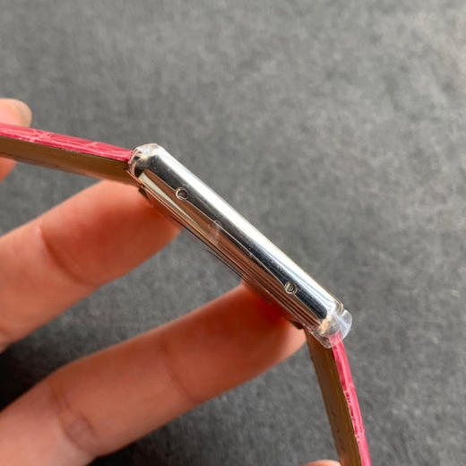 zui高版本 卡地亚TANK坦克系列 新款银色 原装折叠扣 美洲鳄鱼皮 瑞士朗达石英机芯。 商品图4