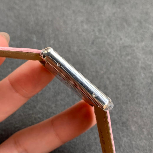 zui高版本 卡地亚TANK坦克系列 新款银色 原装折叠扣 美洲鳄鱼皮 瑞士朗达石英机芯。 商品图4