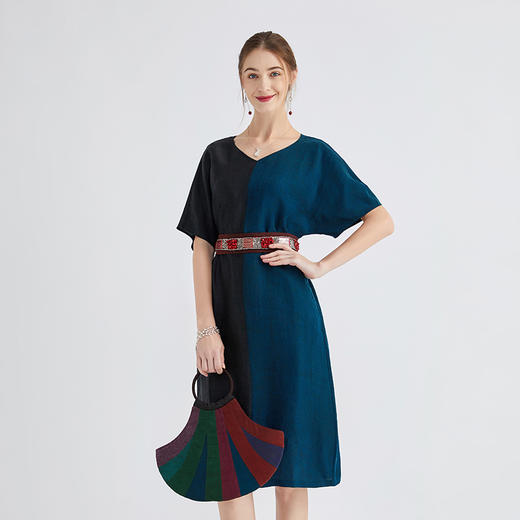 TANGY Collection/天意精品秋冬新品芦野系列兰莨V领拼色连衣裙 商品图1