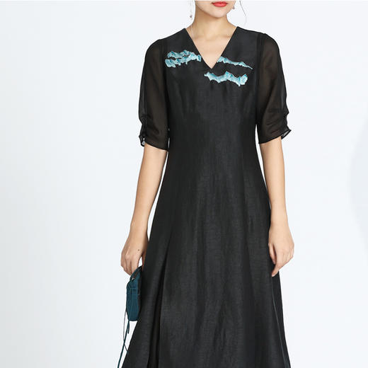 TANGY Collection/天意精品雪傍系列莨绸绣花长礼服 商品图1