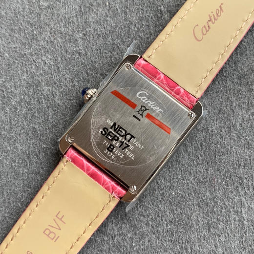 zui高版本 卡地亚TANK坦克系列 新款银色 原装折叠扣 美洲鳄鱼皮 瑞士朗达石英机芯。 商品图7