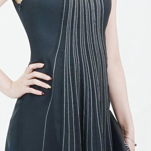 TANGY Collection/天意精品春系列莨绸线迹钉珠礼服裙 商品图2