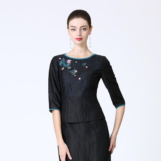 TANGY Collection/天意精品春夏新品春融系列真丝收腰刺绣莨绸T恤 商品图1