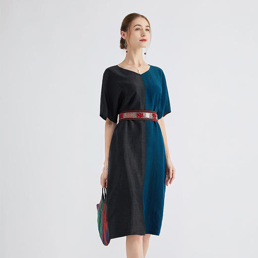 TANGY Collection/天意精品秋冬新品芦野系列兰莨V领拼色连衣裙 商品图3