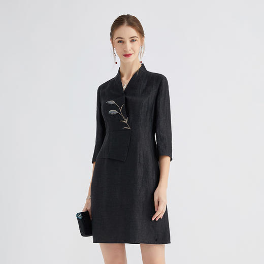 TANGY Collection/天意精品春秋新品香云纱真丝V领绣花莨绸连衣裙 商品图1