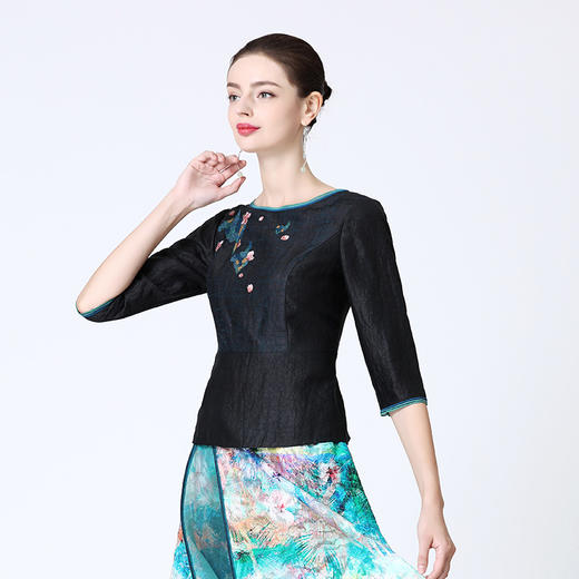 TANGY Collection/天意精品春夏新品春融系列真丝收腰刺绣莨绸T恤 商品图2