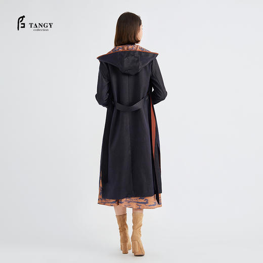 TANGY Collection/天意精品秋冬新品烟蓝系列素雅印花莨绸拼色风衣 商品图2