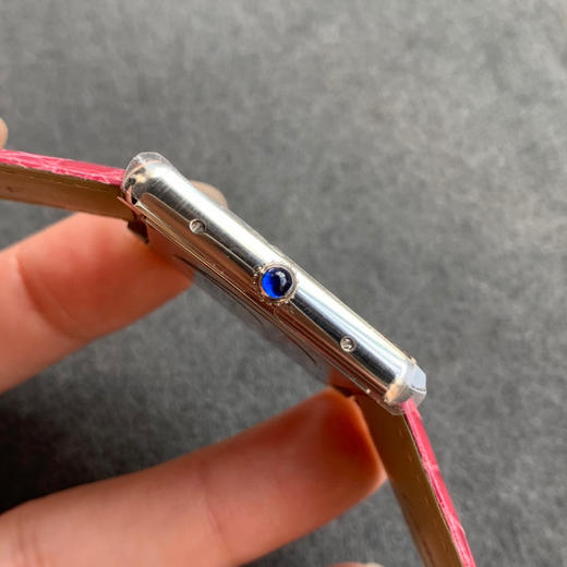 zui高版本 卡地亚TANK坦克系列 新款银色 原装折叠扣 美洲鳄鱼皮 瑞士朗达石英机芯。 商品图3