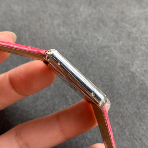 zui高版本 卡地亚TANK坦克系列 新款银色 原装折叠扣 美洲鳄鱼皮 瑞士朗达石英机芯。 商品图4