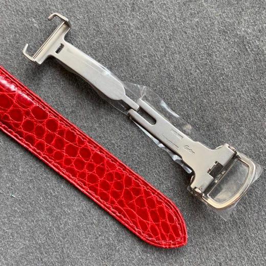 zui高版本 卡地亚TANK坦克系列 新款银色 原装折叠扣 美洲鳄鱼皮 瑞士朗达石英机芯。 商品图6