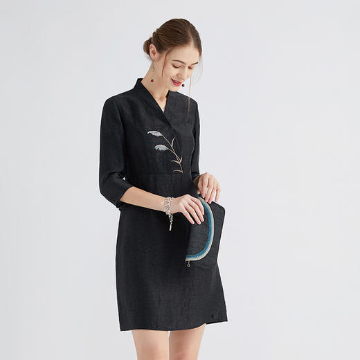 TANGY Collection/天意精品春秋新品香云纱真丝V领绣花莨绸连衣裙 商品图2