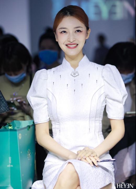 荷言HEYEN 作芳尘 【明星同款】 白色真丝提花冠乐绉面料+时尚泡泡袖+手工如意盘扣+花瓣设计领口+搭配施华洛世奇烫钻 商品图1