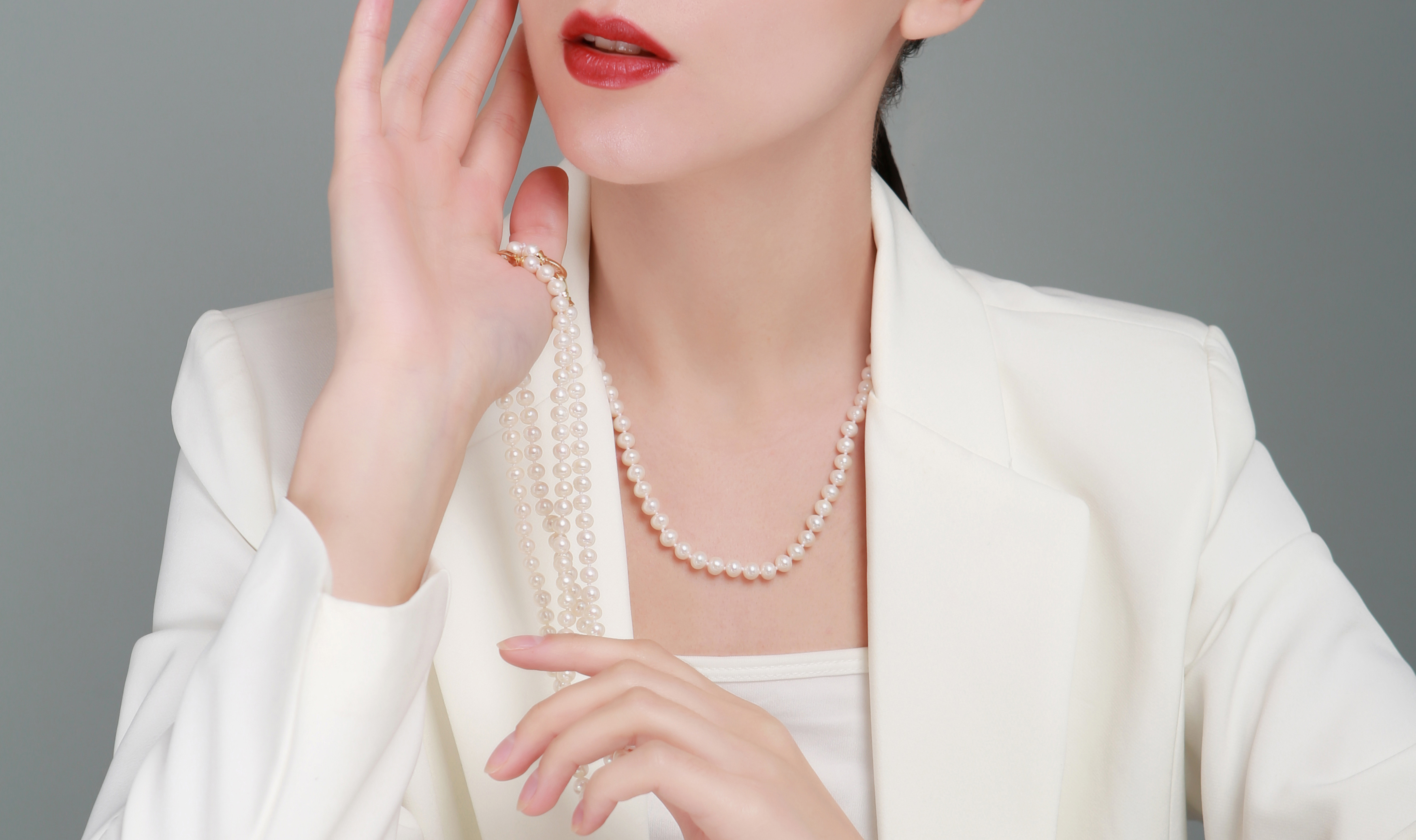 lola queen珍珠项链 款式优雅大方 圆润饱满 颜色白亮色泽好 配有全套