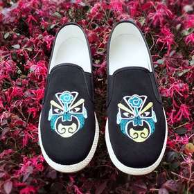 非遗本草老布鞋-脸谱刺绣 | 男女同款，简约舒适，贴合足部。