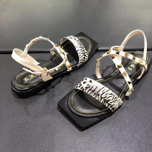 lFGJ 3860方头细带时尚铆钉个性女凉鞋 商品图5