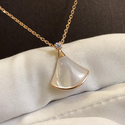 宝格丽小白裙扇子项链 商品图5