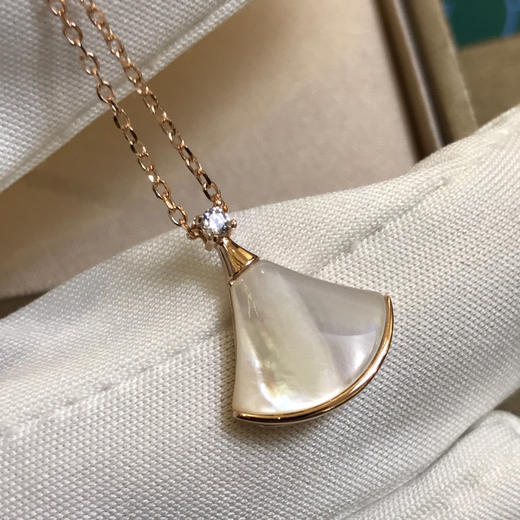 宝格丽小白裙扇子项链 商品图6