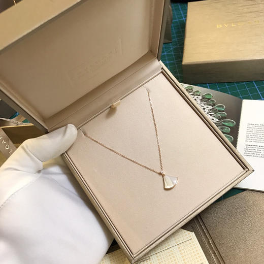 宝格丽小白裙扇子项链 商品图4