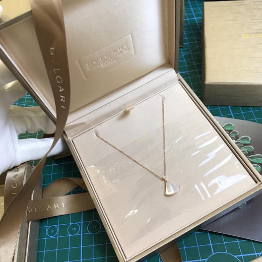 宝格丽小白裙扇子项链 商品图3