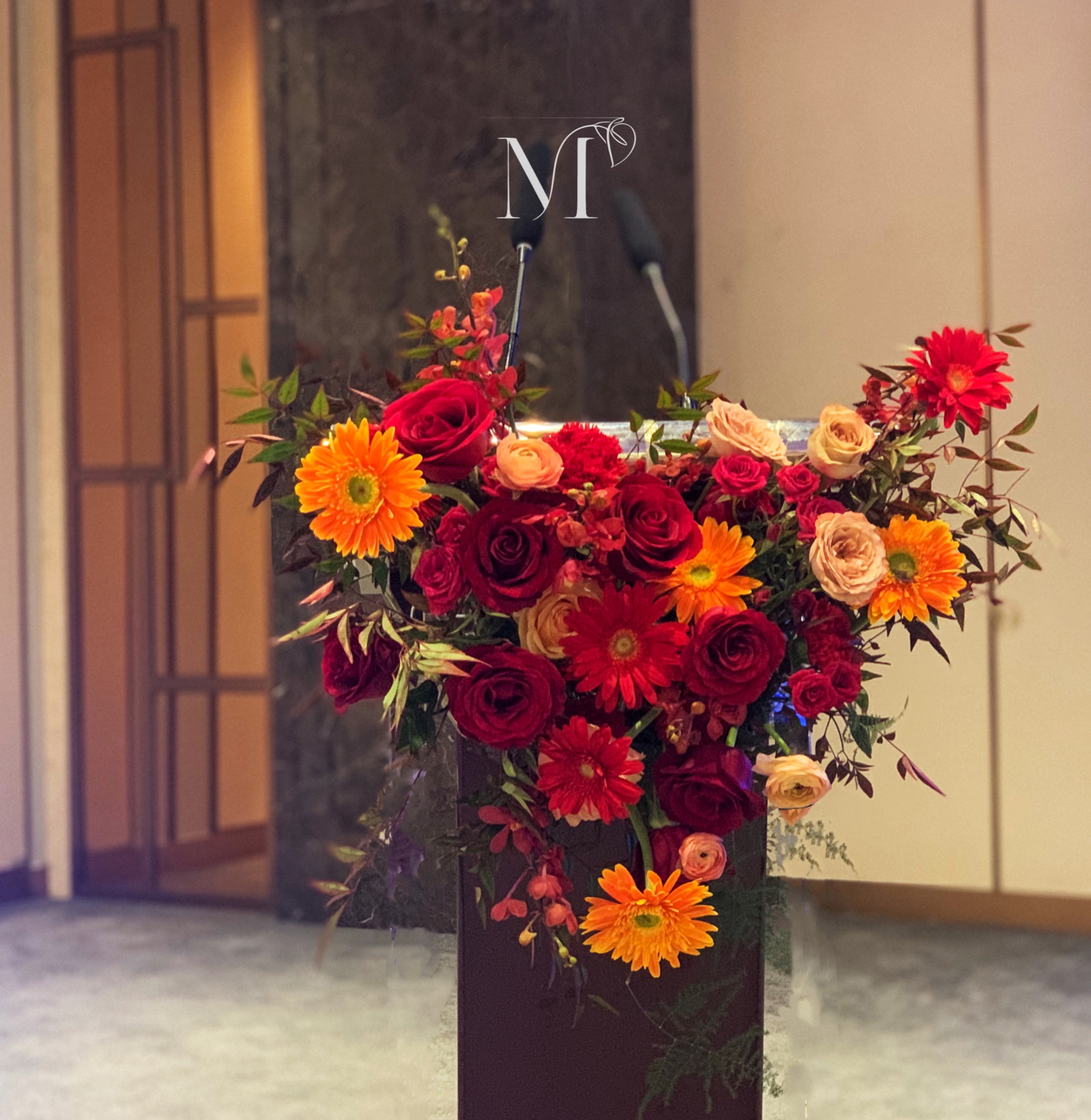 骏业红色系悬挂讲台插花