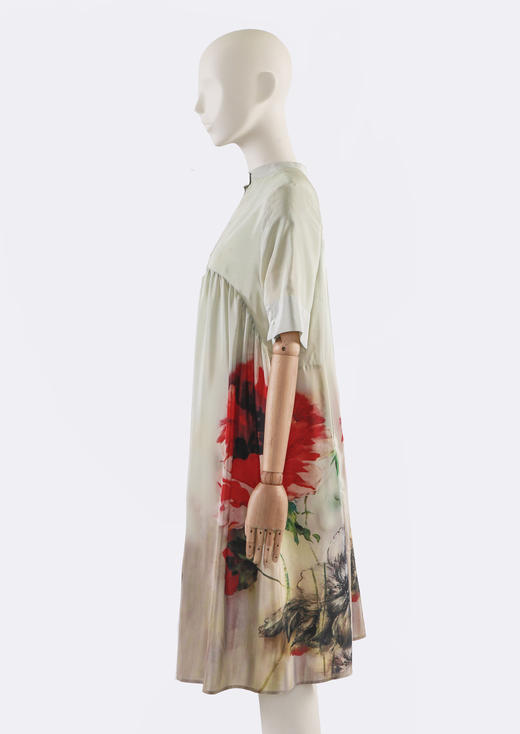 小立领后加折连衣裙 商品图2