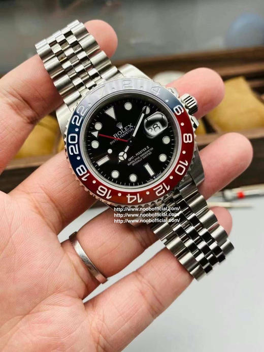 Noob official➕（私人订制版本）现货一枚顶配改装
格林尼治可乐圈 
代用最新圈口
69条钉打磨 整表精磨 
实心中轴 倒角打磨
高透镜面 
镜面下沉 
加强3285机芯 手慢无❕❕❕ 商品图0