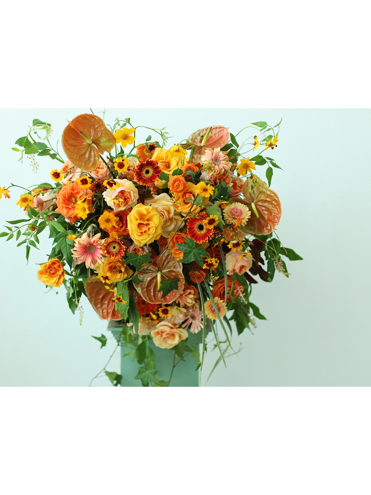 缤纷色悬挂讲台插花