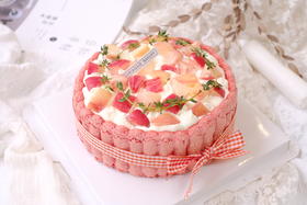 树莓夏洛特︳香缇奶油+白乳酪慕斯+树莓库利+红丝绒汤匙蛋糕，表面 装饰水蜜桃