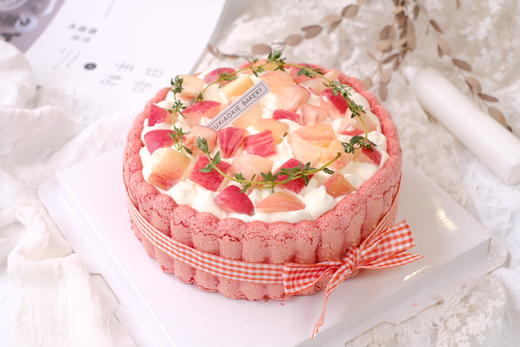 树莓夏洛特︳香缇奶油+白乳酪慕斯+树莓库利+红丝绒汤匙蛋糕，表面 装饰水蜜桃 商品图0