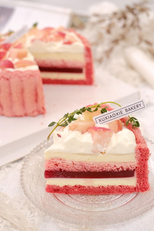 树莓夏洛特︳香缇奶油+白乳酪慕斯+树莓库利+红丝绒汤匙蛋糕，表面 装饰水蜜桃 商品图3
