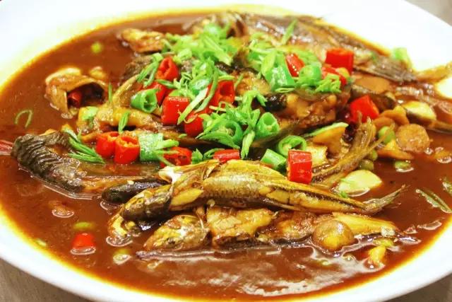 红烧海杂鱼也算是最接地气的江鲜一道,一小口鱼肉在嘴里抿抿,就可以鲜