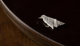 錾刻千纸鹤银色胸针