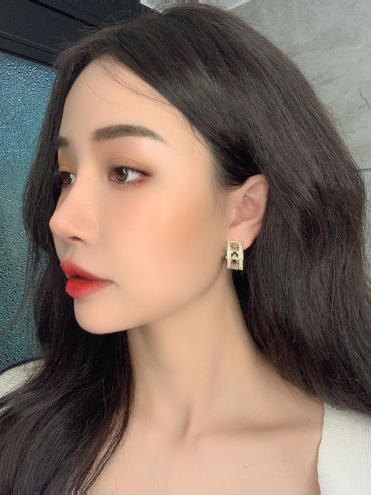 CHANEL香奈儿金色字母镂空耳钉耳环 商品图1