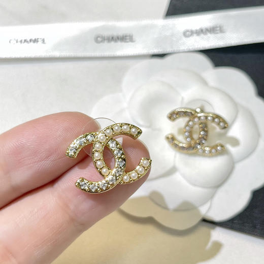 CHANEL香奈儿双c半珍珠半钻耳钉耳环 商品图5